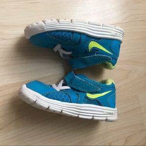 Nike toddler boy shoes size 4